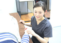 岡山市の美容鍼灸キュア鍼灸サロンの問診風景