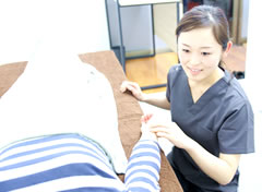 岡山市の美容鍼灸エステ キュアQ'a鍼灸サロンの施術風景